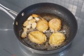 비린 맛을 잡아주기 위해 맛술 또는 화이트와인 1 작은 술 뿌려줍니다. 한쪽 면이 익으면 앞뒤로 뒤집으며 노릇하게 구워줍니다.