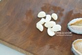 통마늘은 크기에 따라 2등분으로 편 썰어요.