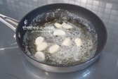달군 팬에 버터 1 큰 술을 넣고 녹인 뒤 마늘을 먼저 넣어줍니다. 버터는 타기 쉬우므로 불을 조절해 향을 내어주세요.