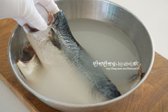 쌀뜨물에 고등어를 살살 흔들어 씻어 비린내를 제거합니다. 된장이나 카레가루를 활용해도 좋습니다.