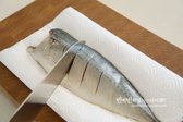 속까지 골고루 익히기 위해 고등어에 어슷하게 칼집을 넣어줍니다. 칼집을 넣으면 껍질이 더 바삭하고 노릇하게 구워져요.