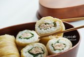 묵은지에 참치마요를 채워 돌돌 말고, 들기름을 발라 맛있게 먹으면 간단한 묵은지참치김밥이 완성됩니다. 새콤하고 고소한 맛이 잘 어울려 라면이나 떡볶이와도 찰떡궁합이죠.