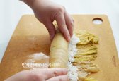 줄기 부분부터 돌돌 말아줍니다.