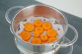 당근은 껍질을 벗기고 일정한 두께로 썰고, 찜기에 5분간 쪄서 부드럽게 익혀줍니다.