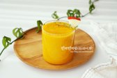사과와 당근이 어우러진 주스는 부드럽고 은은한 단맛이 퍼져, 아침에 간편하게 마시기 좋습니다.