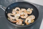 달군 팬에 올리브오일 3 큰 술을 두르고 마늘을 볶아 향을 냅니다. 새우를 넣어 화이트와인 1 큰 술, 소금, 후추를 더해 노릇하게 구운 뒤 일부는 플레이팅용으로 덜어둡니다