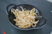 팬에 참기름 1 큰 술을 둘러 도라지를 볶아줍니다.