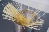 파스타는 취향에 맞게 선택하며, 냄비에 물 1L와 소금 10g을 넣어 끓인 후 면을 삶습니다. 면은 평소보다 1~2분 덜 익혀 체에 밭치고, 면수 1컵은 따로 덜어둡니다.