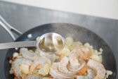 달군 팬에 올리브오일 3 큰 술을 두르고, 마늘, 양파, 페페론치노를 볶아 향을 냅니다. 마늘 향이 올라오면 새우를 넣고 익히며, 화이트 와인 1 큰 술을 뿌려 풍미를 더합니다.