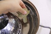 찜기에 물을 붓고 월계수잎 두 장과 소주를 약간 섞어 삼발이 다리의 2/3 높이를 넘지 않게 합니다.