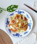 양배추는 열을 가하면 단맛이 더욱 깊어져 재료들과 어우러지며 달큰하고 감칠맛 나는 식감이 매력적입니다. 간단히 휘리릭 볶아내어 반찬으로 즐기기 좋아요.