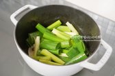 냄비에 참기름 6 큰 술, 식용유 2 큰 술 넣고, 길게 썬 대파 2대를 먼저 넣고 센 불에서 볶아줍니다.