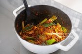 대파가 반 정도 숨이 죽으면 소고기를 먼저 넣고 핏기가 없도록 볶아준뒤 고기 겉면이 익으면 고춧가루를 3 큰 술 넣고 볶아줍니다.