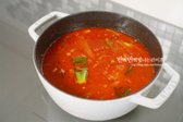 고추기름이 나오면 물 또는 육수 1,080ml를 붓고 국간장 60ml, 간마늘 1½ 큰 술, 간 생강 약간을 넣어줍니다.
