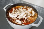표고버섯과 느타리버섯도 넣어준 뒤 강불로 한 소끔 끓여줍니다.