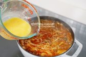 국물이 다시금 끓어오르면 꽃소금을 넣어 간을 맞춰주고, 달걀물을 가장자리로 둘러 넣어줍니다. 불린 당면을 넣는다면 달걀을 넣기 전에 넣어주세요.