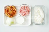 김치는 잘게 썰어 준비하고, 양파도 잘게 다집니다. 돼지고기 다짐육 대신 햄이나 베이컨을 사용해도 좋고, 치즈와 버터도 준비합니다.