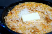 소스와 밥이 잘 어우러졌을 때 버터 한 조각과 치즈를 넣어줍니다. 파마산 치즈를 같이 갈아 넣어주면 풍미가 더욱 살아납니다.