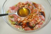 설탕이 녹아 섞이면 진간장 2½ 큰 술, 참기름 1½ 큰 술, 후춧가루 약간을 넣어줍니다. 진한 색감을 원하면 노두유 1 큰 술을 추가해도 됩니다. 양념한 고기는 조물조물 잘 섞어 재워둡니다.