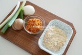 잘 익은 김치를 한입 크기로 잘라 준비하고, 대파와 고추는 송송 썰며, 양파와 표고버섯은 채 썰어줍니다.