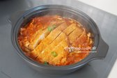 썰어둔 돈까스와 청양고추를 넣고 다시 끓어오르면 김치와 고춧가루를 추가합니다. 김치를 나중에 넣으면 특유의 맛이 살아나며, 고춧가루는 국물에 잘 풀어 한소끔 보글보글 끓여줍니다.