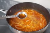 냄비에 멸치 다시마 육수 4컵을 붓고, 감자와 양파를 함께 넣어 끓입니다. 국물이 끓어오르면 국간장 또는 액젓 1/2 큰 술과 꽃소금 1/4 큰 술을 추가하고, 짠맛을 확인하며 간을 조절해줍니다..