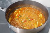중불에서 4분 정도 면을 끓인 후 다진 마늘 1/2 큰 술, 애호박, 고추를 넣어줍니다. 마늘은 풍미를 더하고, 애호박은 잔열로 익히기에 마지막에 추가해줍니다.