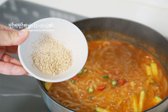 칼국수를 맛있게 만드는 방법은 마지막에 볶은 통깨를 갈아 넣는 것입니다. 고소함과 구수함이 더해져 별미로 즐길 수 있습니다.