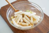 대파를 0.5cm 두께로 송송 썰어 흰 부분 위주로 준비합니다. 볼에 대파와 황설탕 1½ 큰술, 진간장 1½ 큰술, 참기름 1 큰술을 넣고 골고루 버무려 설탕 입자가 어우러지도록 섞어요.