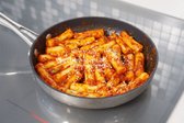 밑간 한 재료를 약불에서 천천히 볶아 파+고추기름이 생기도록 합니다. 마지막에 통깨를 뿌려 마무리합니다.
