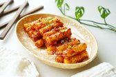뜨거울 때 먹으면 겉은 바삭하고 속은 쫄깃하며 간이 잘 스며들어 더욱 맛있습니다. 파의 달큰함과 고추기름, 간장, 설탕의 감칠맛이 어우러진 이색적인 떡볶이를 즐겨보세요!