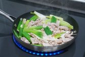한 면이 익으면 썰어둔 대파를 넣고 함께 구워주고 겉면이 노릇해질 때까지 구워줍니다.