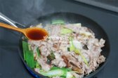 맛간장 3~4숟가락을 넣고, 진간장과 맛술로 대체할 수 있습니다. 중간 센 불로 양념이 조려질 때까지 볶아줍니다.