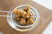 골뱅이 통조림을 연 뒤 체에 밭쳐 국물을 분리해 줍니다.