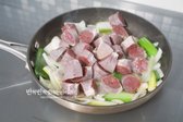 달군 팬에 식용유를 두르고 마늘을 노릇하게 볶아 향을 낸 뒤 대파와 양파를 넣어 가볍게 볶습니다. 채소가 어우러지면 순대를 넣고 함께 볶아줍니다.
