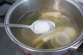 국물에 소금 1 큰 술과 후추 약간으로 간을 맞춘 뒤, 채반에 면포를 깔아 불순물을 걸러 국물을 부어줍니다.