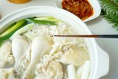 취향에 따라 국물에 칼국수면을 넣어 걸쭉하게 끓이고, 닭고기는 소스에 찍어 먹으며 푸짐하게 즐길 수 있습니다.