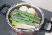 대파 1대, 양파 1개, 통마늘 한 줌, 맛술 1/3컵을 넣고 센 불로 끓입니다.