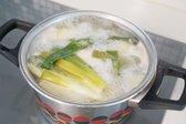 끓어오르면 거품을 걷어내며 10분 정도 끓입니다. 국물을 우려낸 뒤 전골냄비에서 추가로 끓여 먹으며, 너무 오래 익히면 식감이 질겨질 수 있으니 주의하세요.