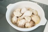 물고추가 불어지면 양배추와 양파채에 간장소스, 간마늘, 연겨자, 물고추를 적당히 섞어줍니다.