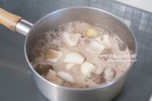 끓어오르면 양파를 넣어줍니다.