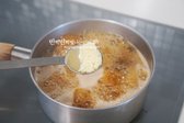 다시 끓어오르면 진간장 2/3컵, 간 마늘 1/2 큰 술을 넣고 중불로 줄여 졸여줍니다. 맛술 2 큰 술 추가해 주었습니다.
