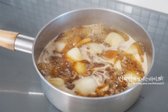 중불로 줄여 약 7~8분 조려줍니다.