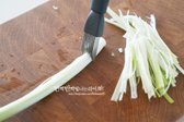 적당한 길이로 나누어 자른 뒤 파채칼로 길이를 따라 썰어줍니다.
