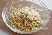 절구나 비닐봉지에 볶은깨를 빻아 넣으면 고소한 향미를 풍부하게 더해줄 수 있습니다.
