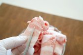 대패삼겹살은 말린 가운데 사이로 가위를 넣고 반으로 잘라줍니다.