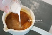 황설탕과 우유를 넣고 끓입니다.