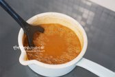 눌어붙지 않게 저어가며 끓여 농도를 맞추어 줍니다. 졸아들면 후추 약간 뿌려 마무리합니다.