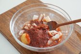 버무려둔 설탕이 녹으면 굵은 고춧가루 2½ 큰 술, 진간장 3 큰 술, 맛술 3 큰 술, 간 마늘 1/2 큰 술, 고추장 1/2 큰 술을 넣어줍니다.