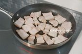 프라이팬에 삼겹살을 올려 중불로 구워줍니다.